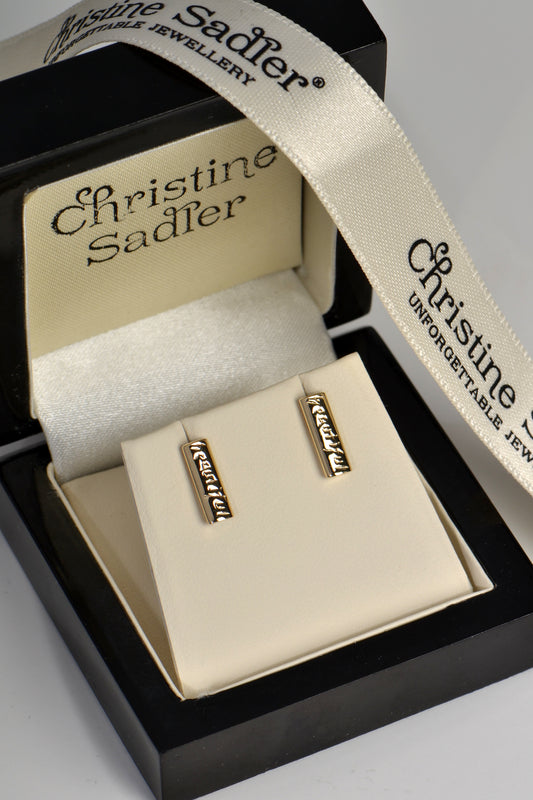 Handmade yellow gold rectangular earrings engraved on both sides with the word “beautiful”
