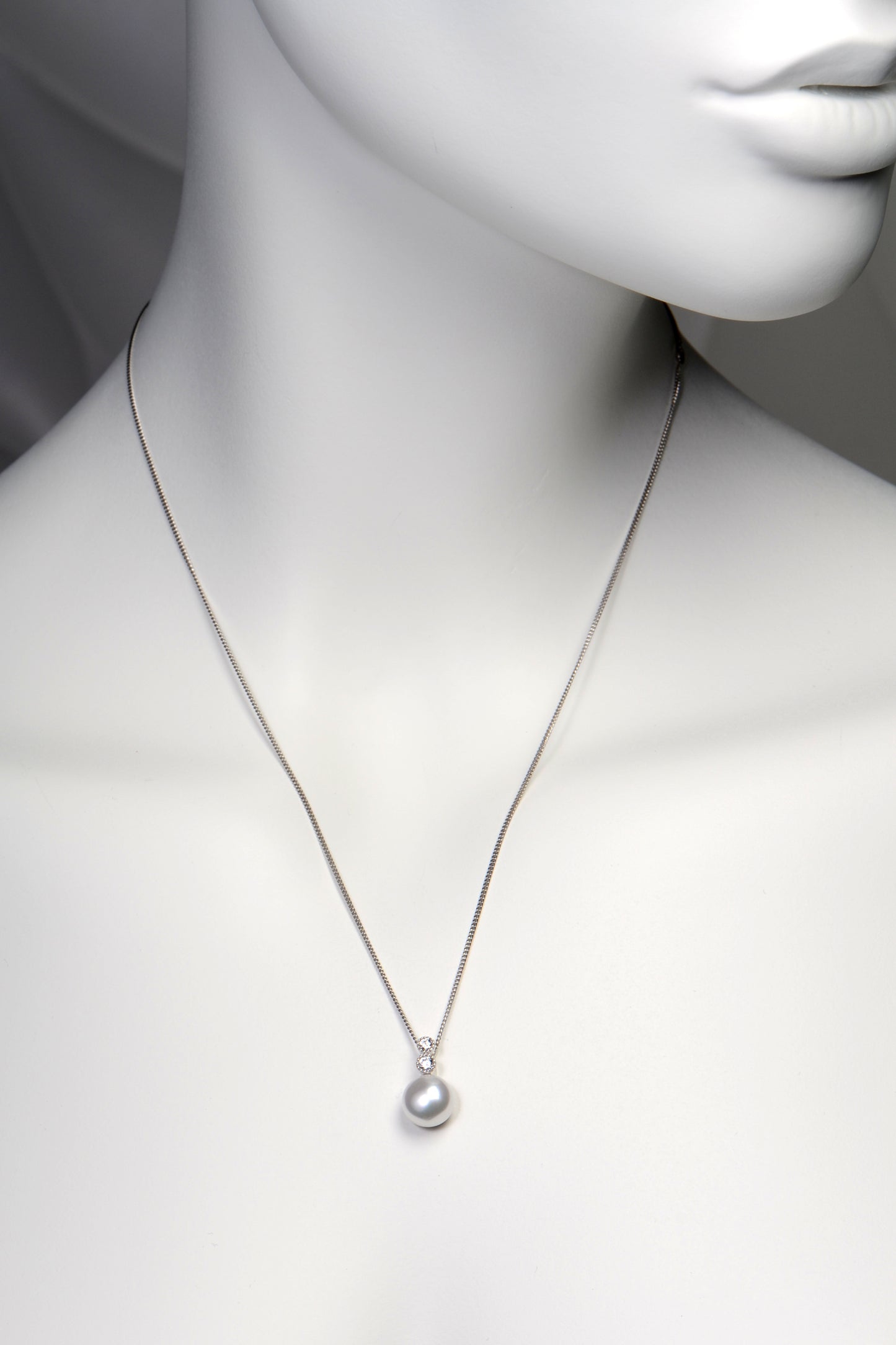 pearl necklace in sterling silver with two cubic zirconias