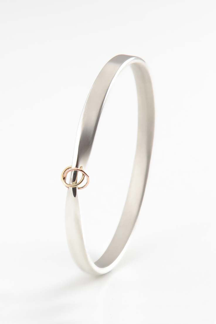 Embrace bangle - Unforgettable Jewellery