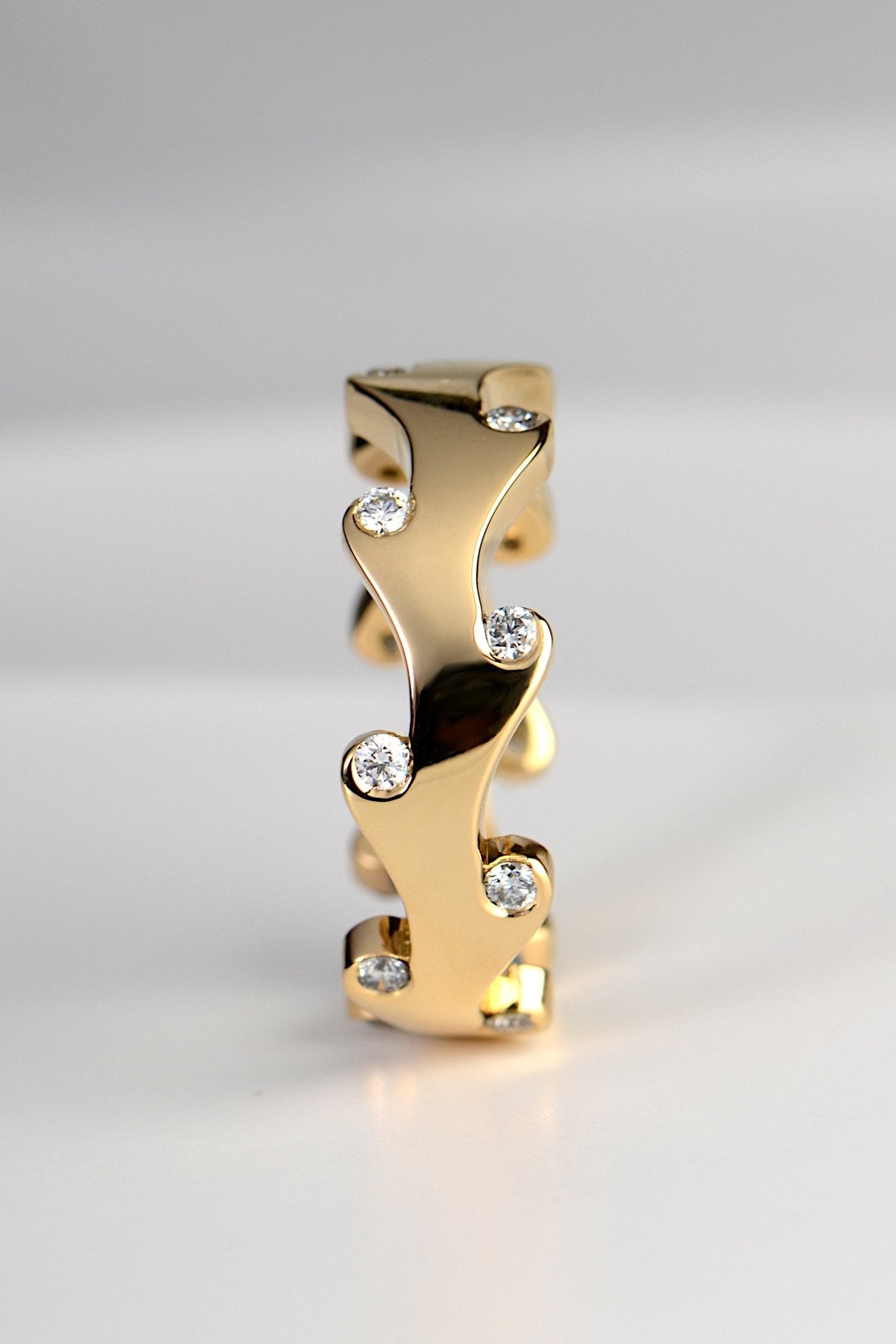 very special 18ct yellow gold diamond ring with sculptural flames that hold 16 brilliant cut diamonds