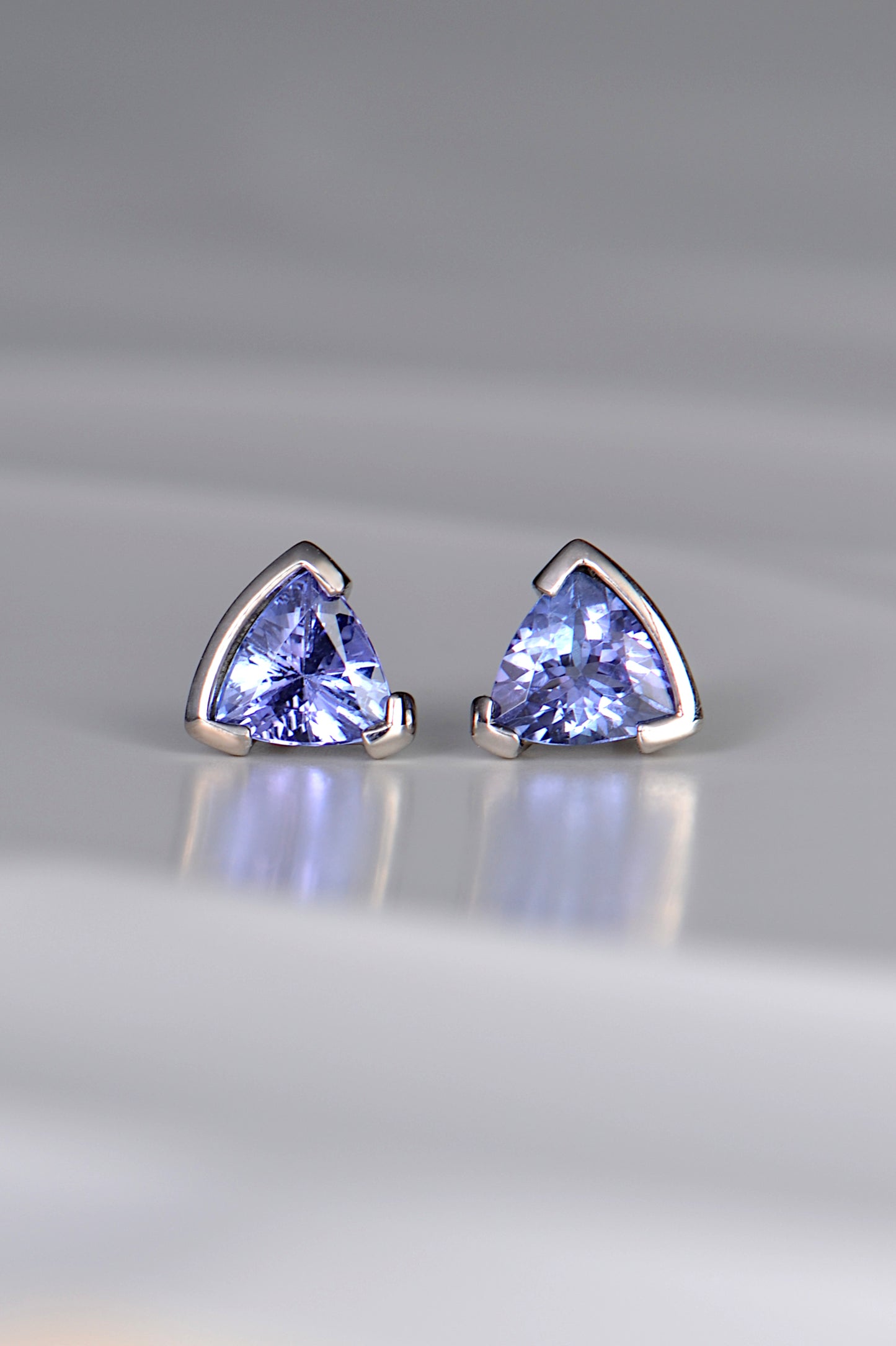 Slingshot tanzanite white gold earrings