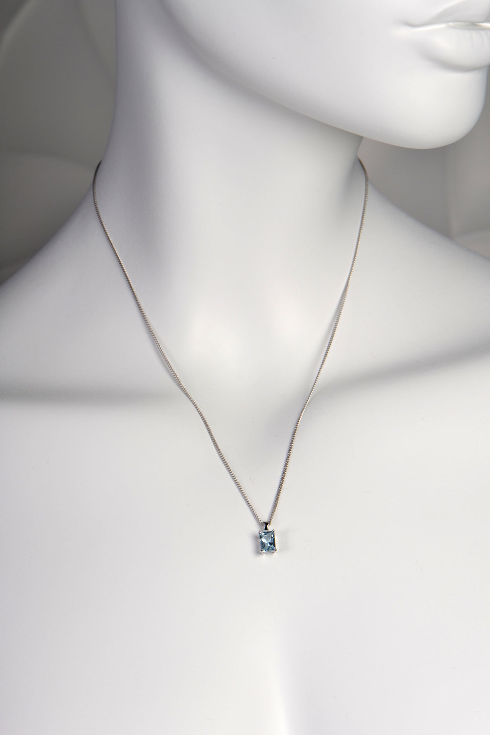 Radiant cut aquamarine white gold pendant