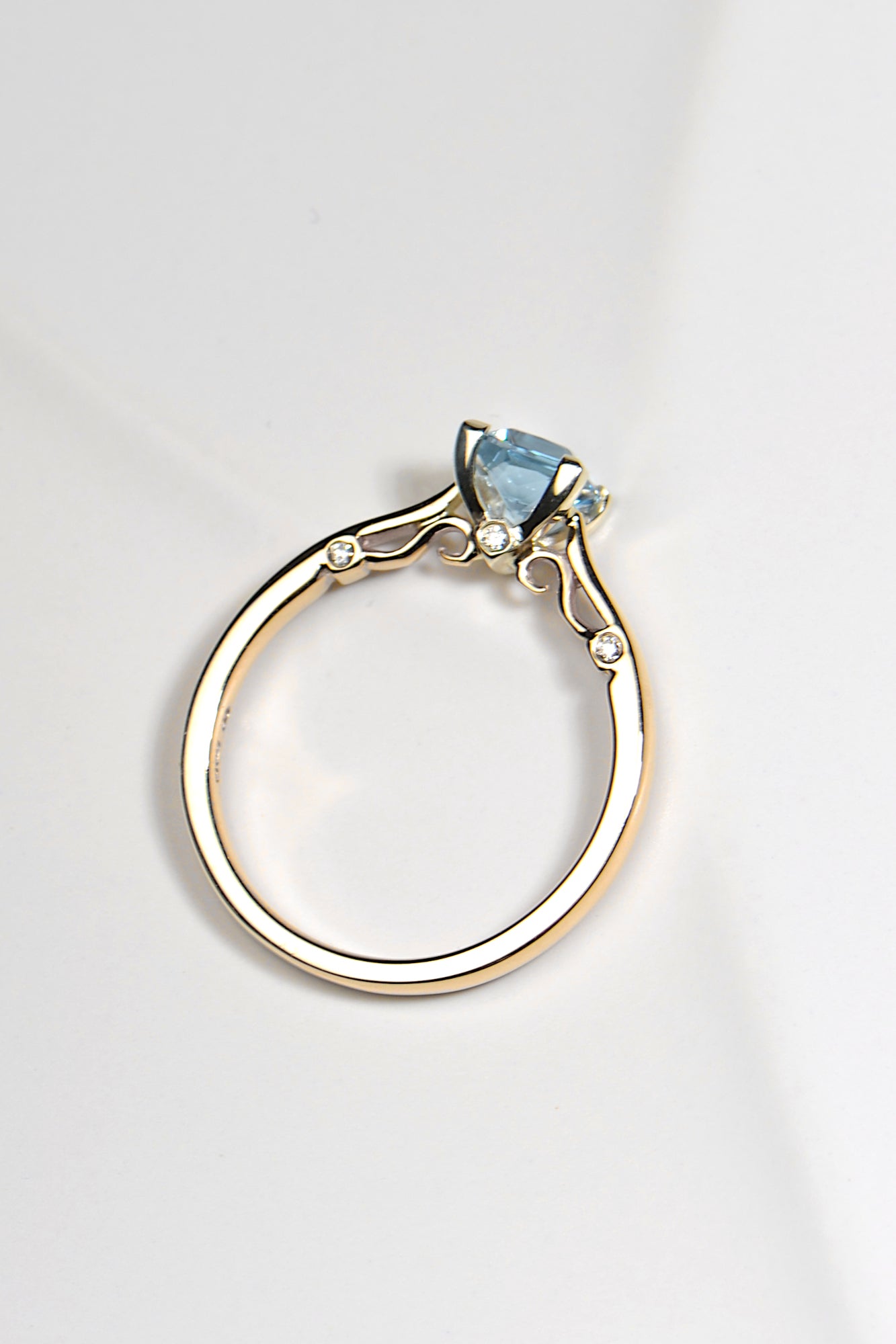 Aquamarine and diamond 9ct gold ring