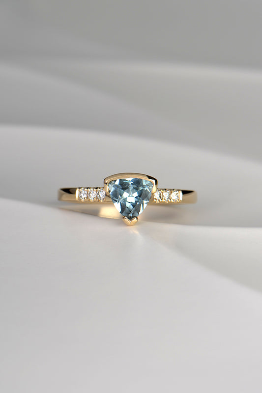 Slingshot ring with aquamarine and diamond