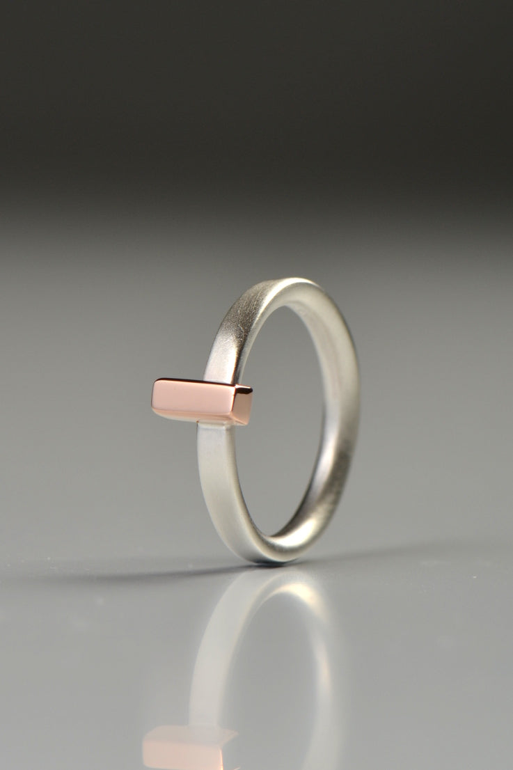 Cairn ring with rectangle rose gold detail