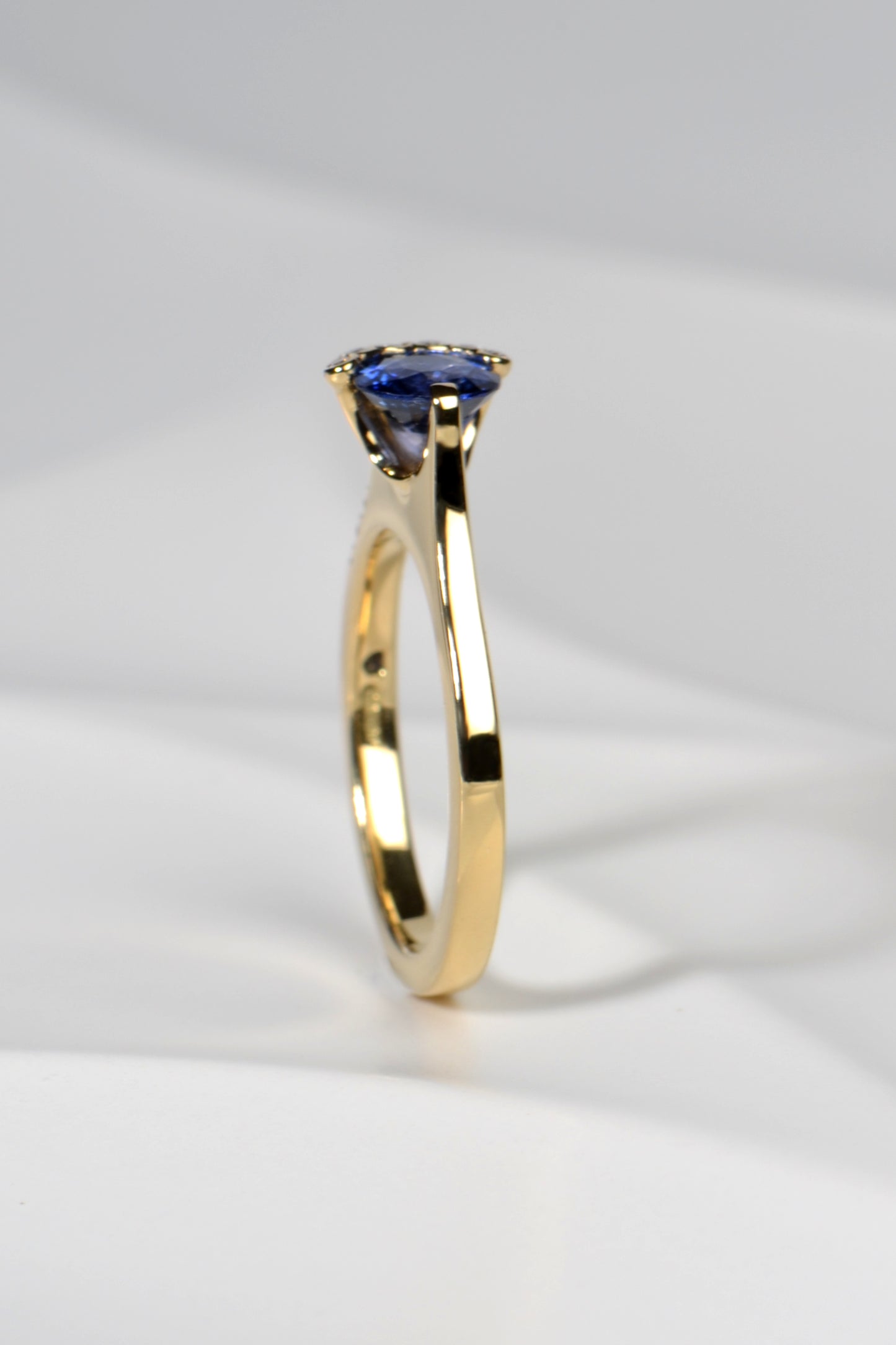 Fairypools blue sapphire 18ct yellow gold ring