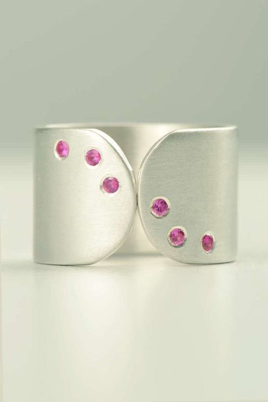 unique wide silver ring with pink sapphires set to look like the patterns on dessert plates at Michelin star restaurants by contemporary jewellery designer Christine Sadler