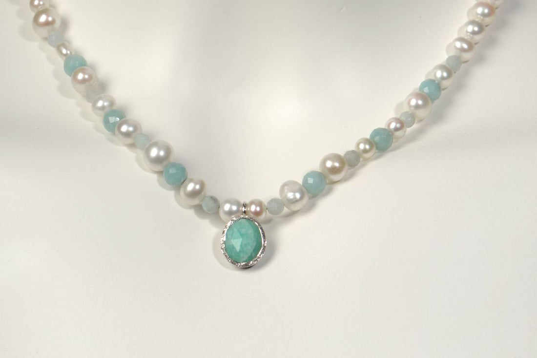 Pearls at Christmas — Timeless Gifts That Celebrate Elegance and Meaning