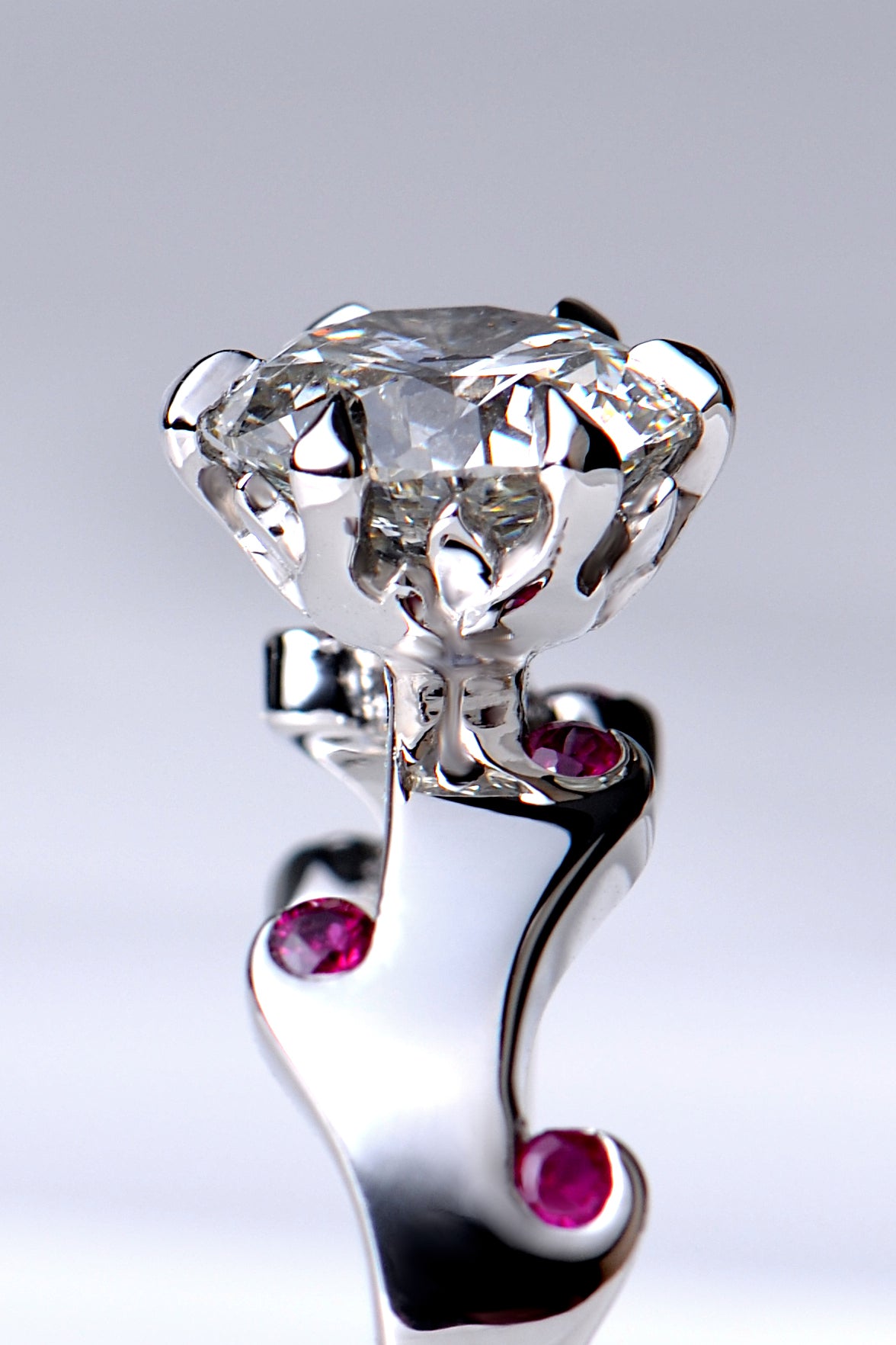 diamond setting that has tiny flames that make the claws by jewellery designer Christine Sadler