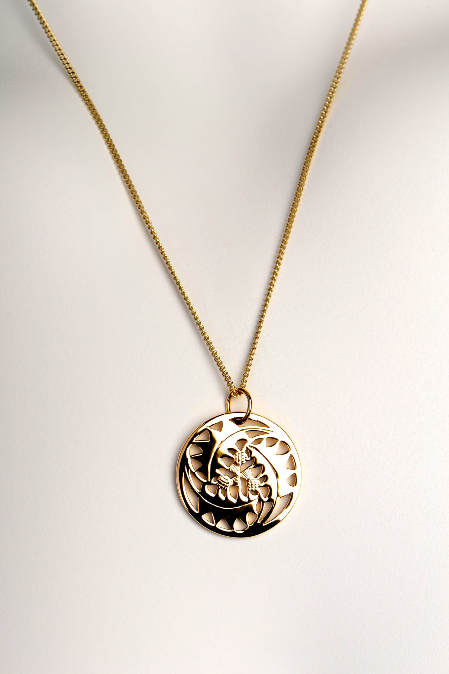 Thistle pendant in 9ct yellow gold