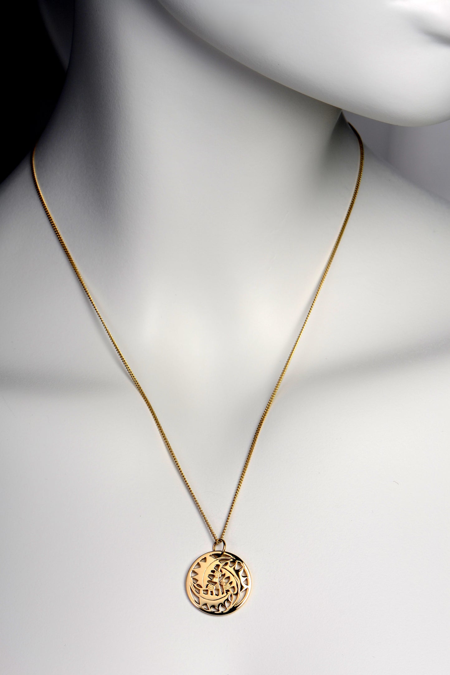 Thistle pendant in 9ct yellow gold