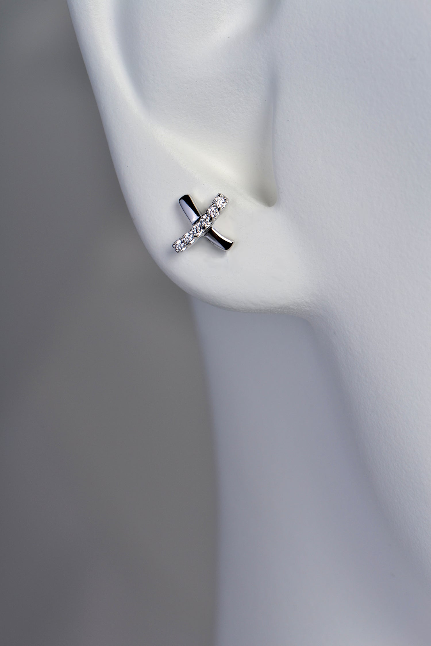 silver cross over kiss stud earrings set with 6 cubic zirconias in one line