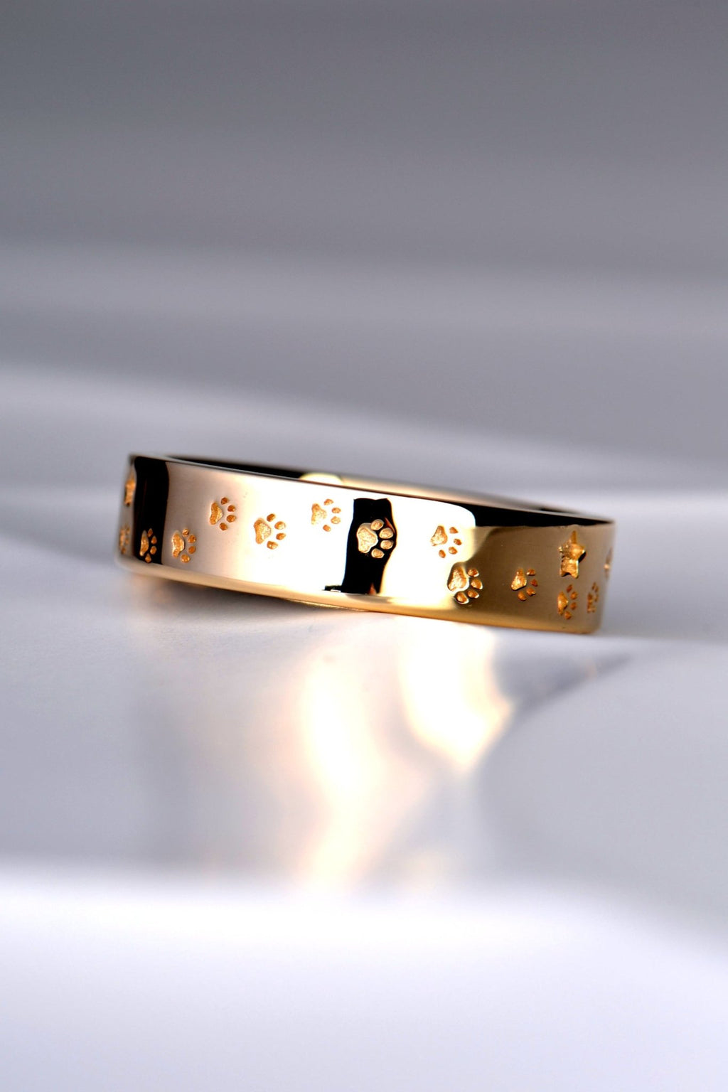 designer unique ring in gold with paw prints and stars