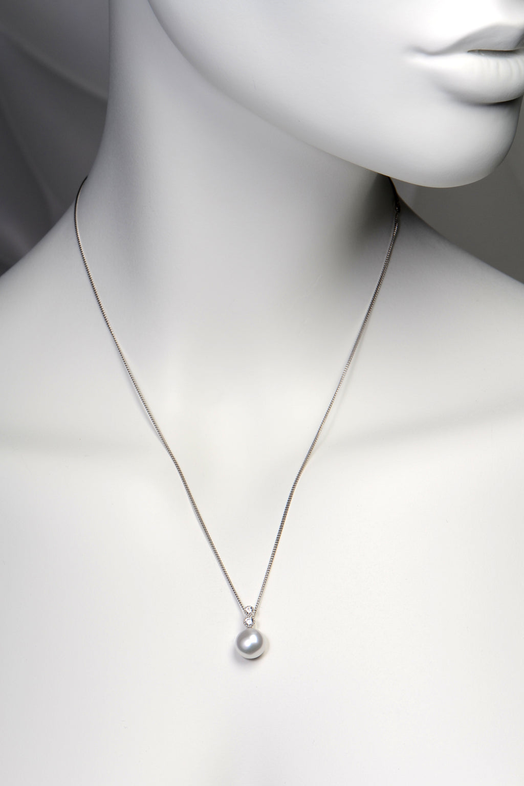 pearl necklace in sterling silver with two cubic zirconias