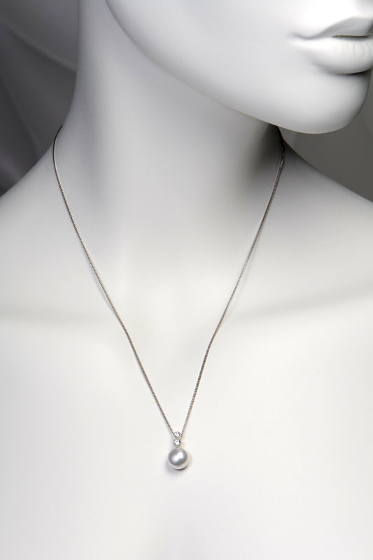pearl necklace in sterling silver with two cubic zirconias