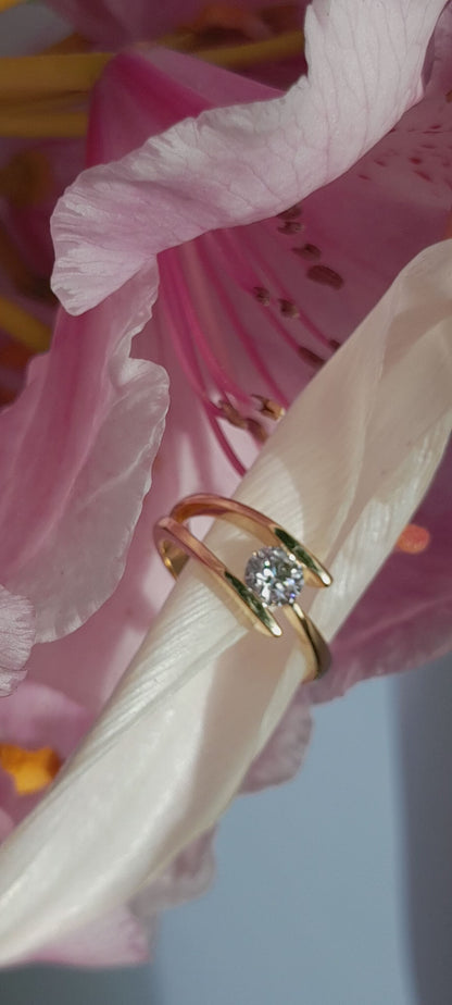 Modern 18ct Yellow Gold Diamond Ring