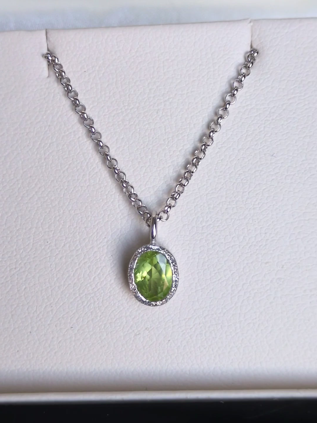 Jorge Revilla Zen August Birthstone Necklace – Peridot