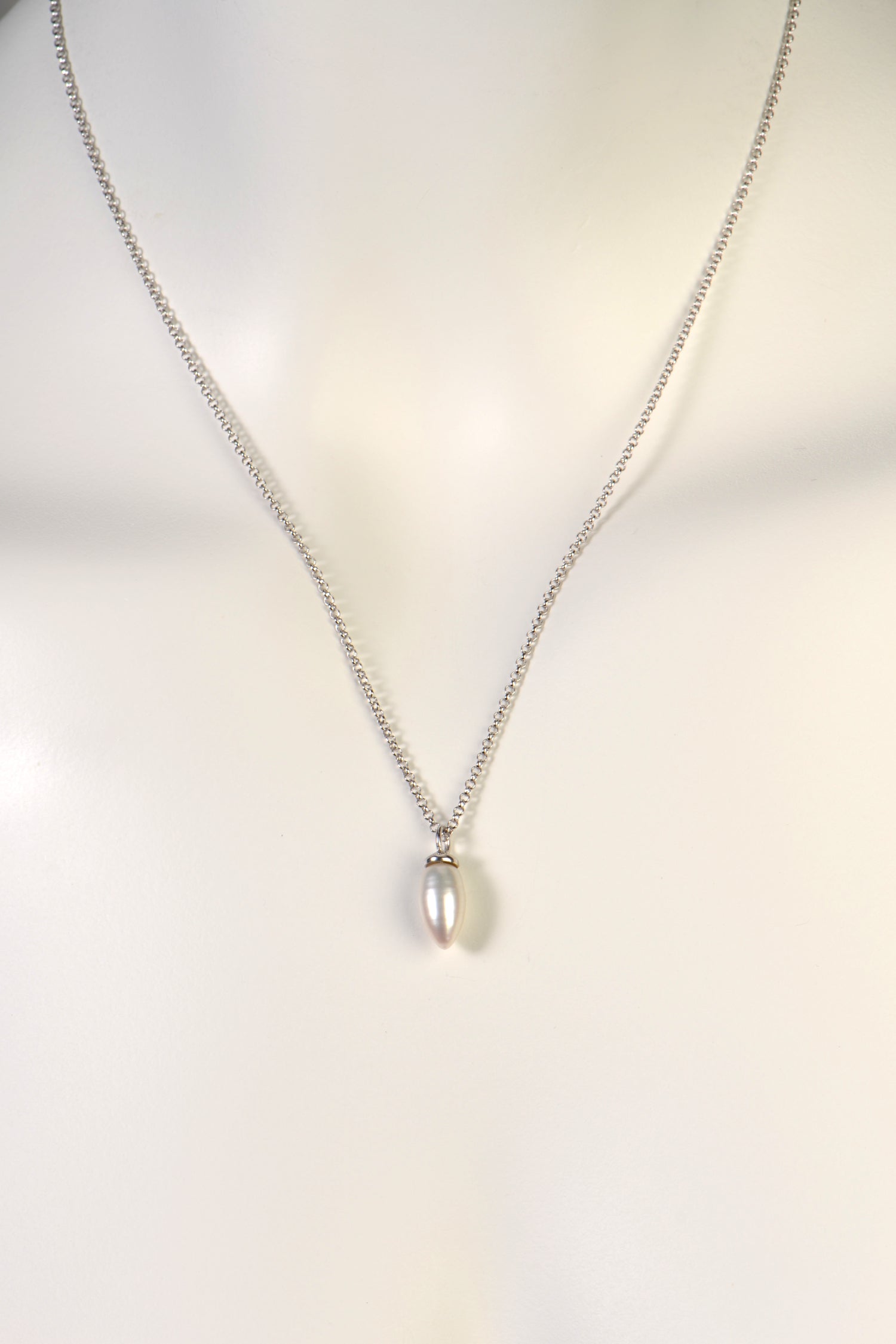 modern real pearl sterling silver necklace from jewellery designer Jorge Revilla
