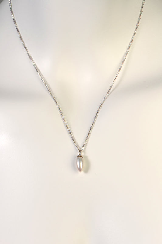 modern real pearl sterling silver necklace from jewellery designer Jorge Revilla
