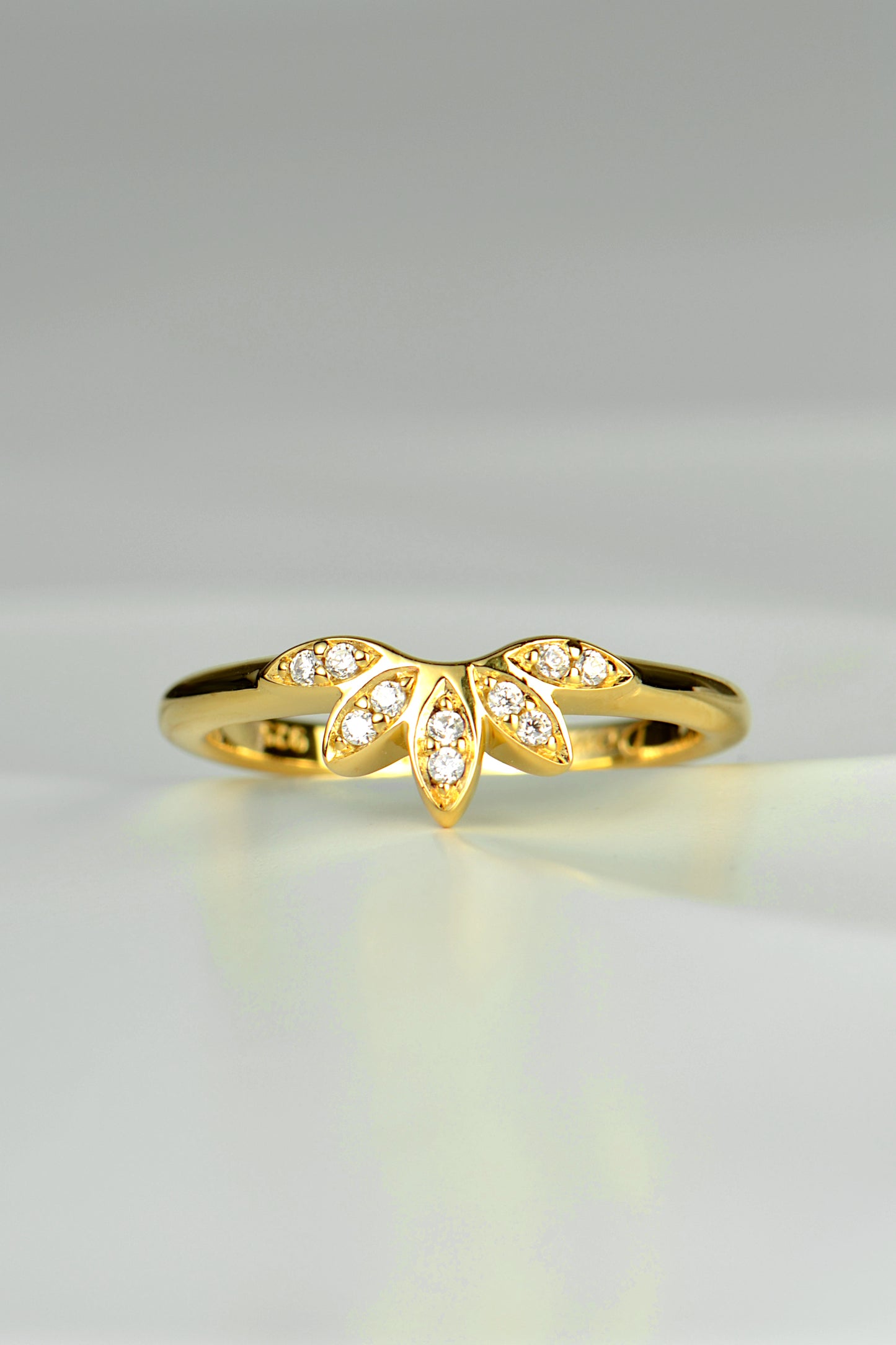 nature inspired petal tiara diamond wedding ring in 18ct yellow gold