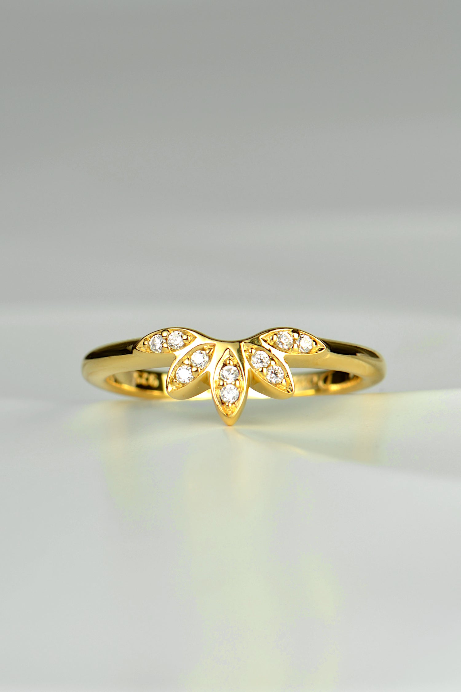 nature inspired petal tiara diamond wedding ring in 18ct yellow gold