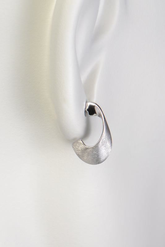 modern twisted silver hoop earring by jewellery designer Jorge Revilla