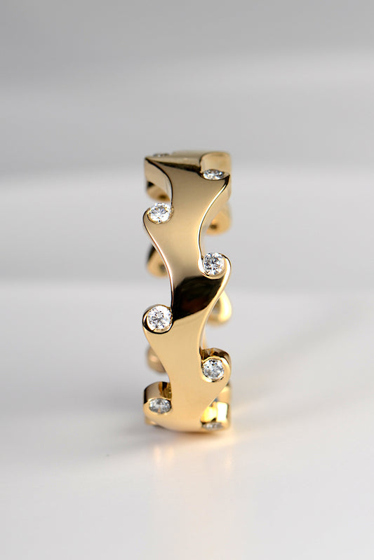 very special 18ct yellow gold diamond ring with sculptural flames that hold 16 brilliant cut diamonds