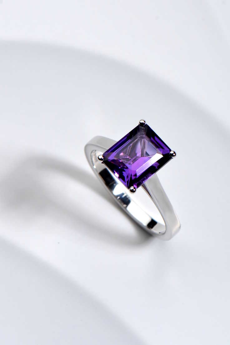 Amethyst ring in 9ct white gold - Unforgettable Jewellery