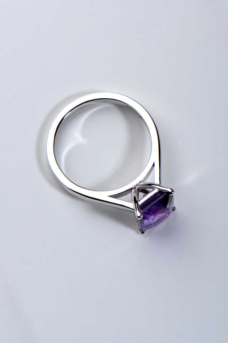 Amethyst ring in 9ct white gold - Unforgettable Jewellery