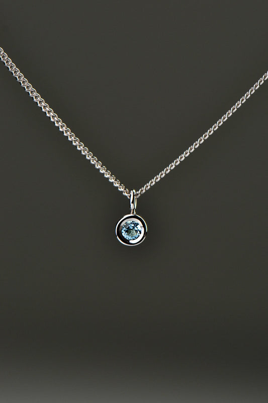 Cairn white gold circle aquamarine pendant