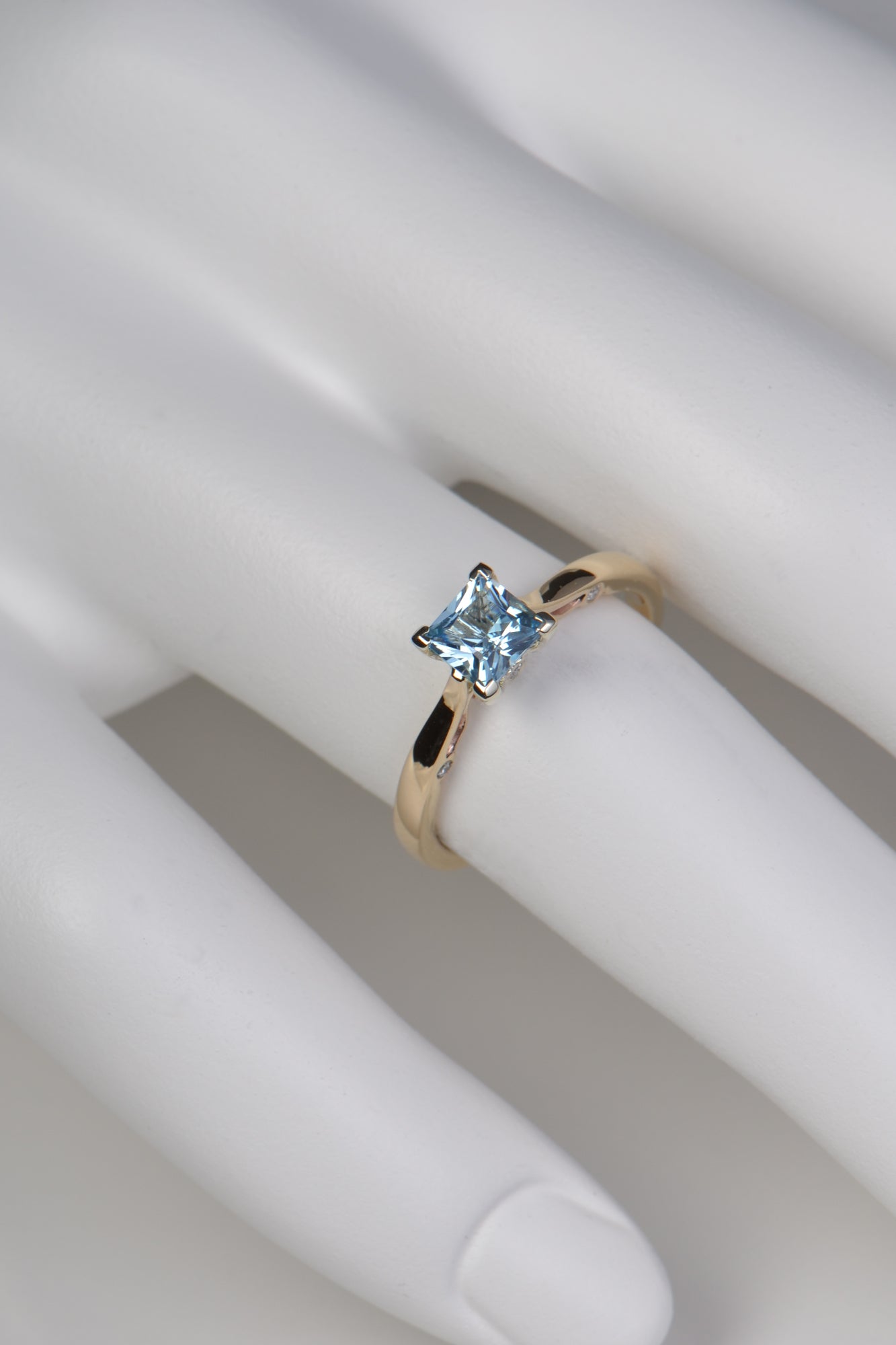 Aquamarine and diamond 9ct gold ring