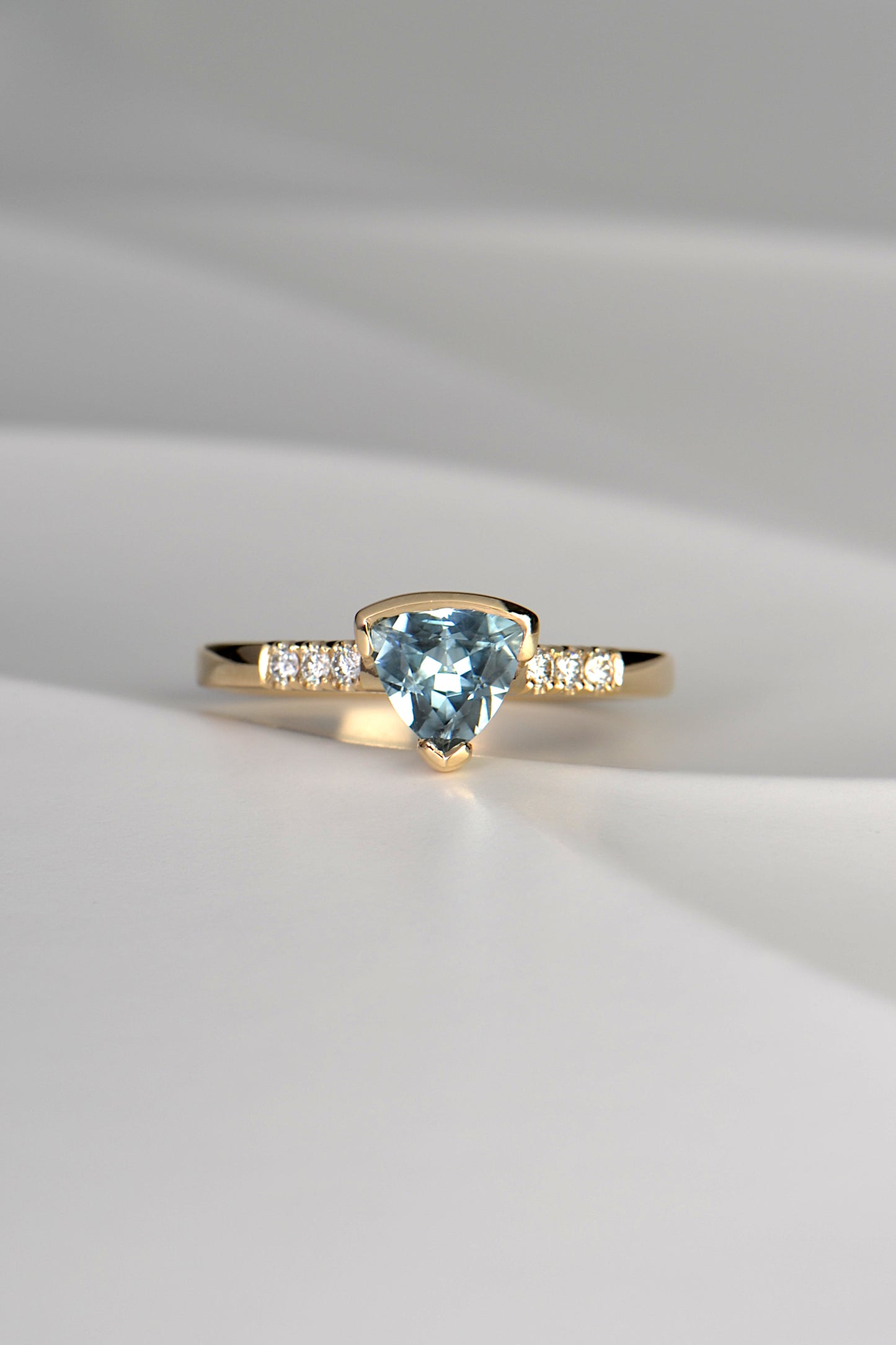 Slingshot ring with aquamarine and diamond