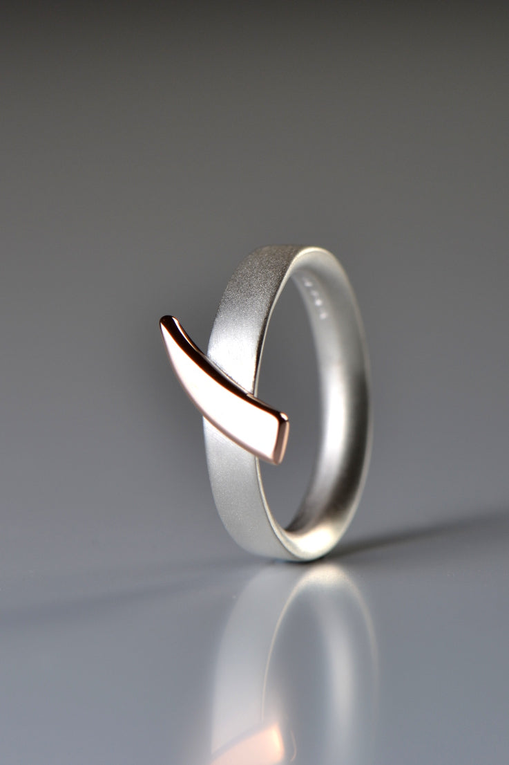 Cairn silver ring with rose gold detail