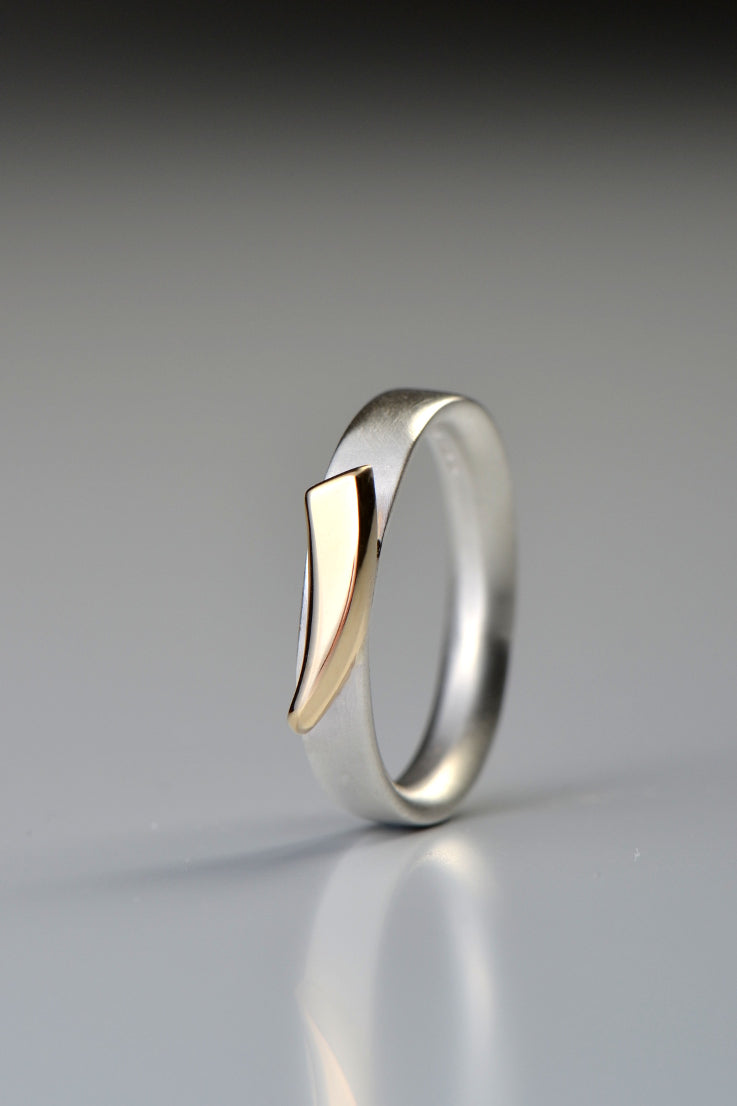 Cairn ring with yellow gold curved detail