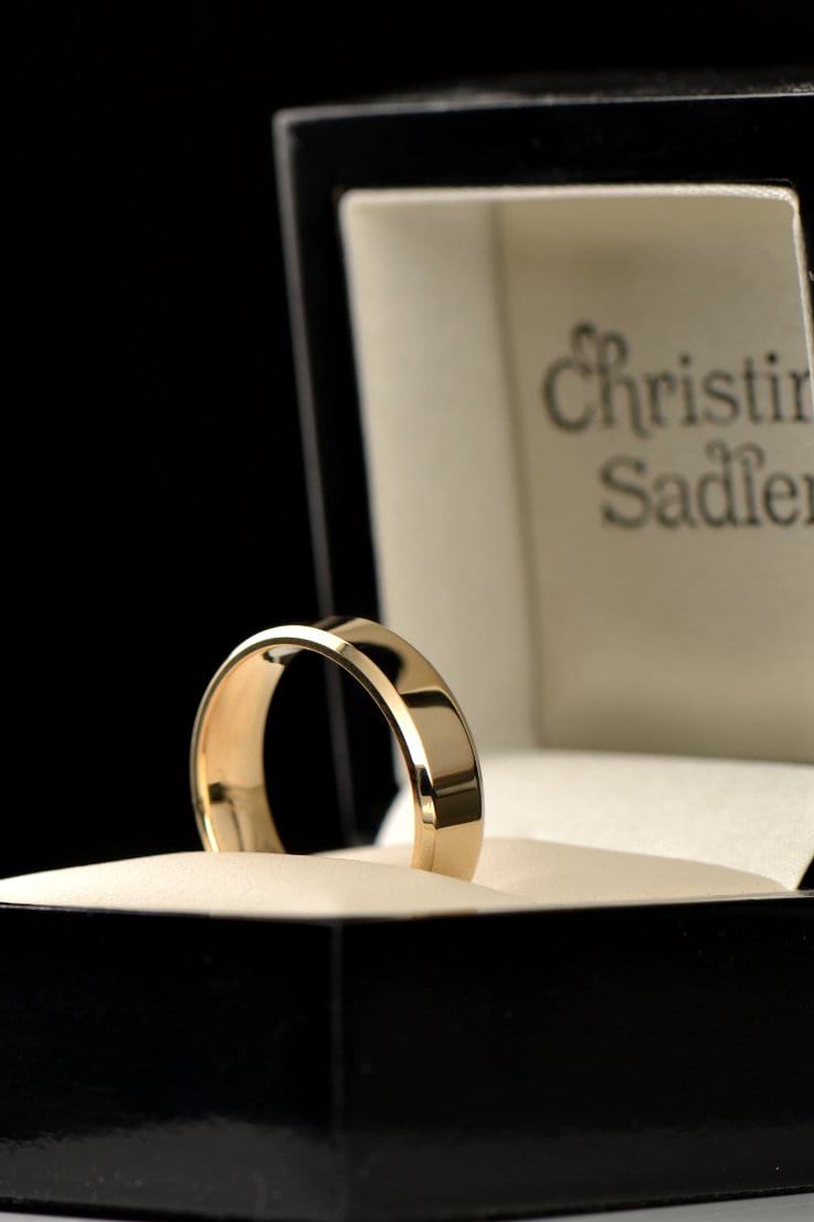 stylish 18ct yellow gold contemporary wedding ring for a man in 6mm width