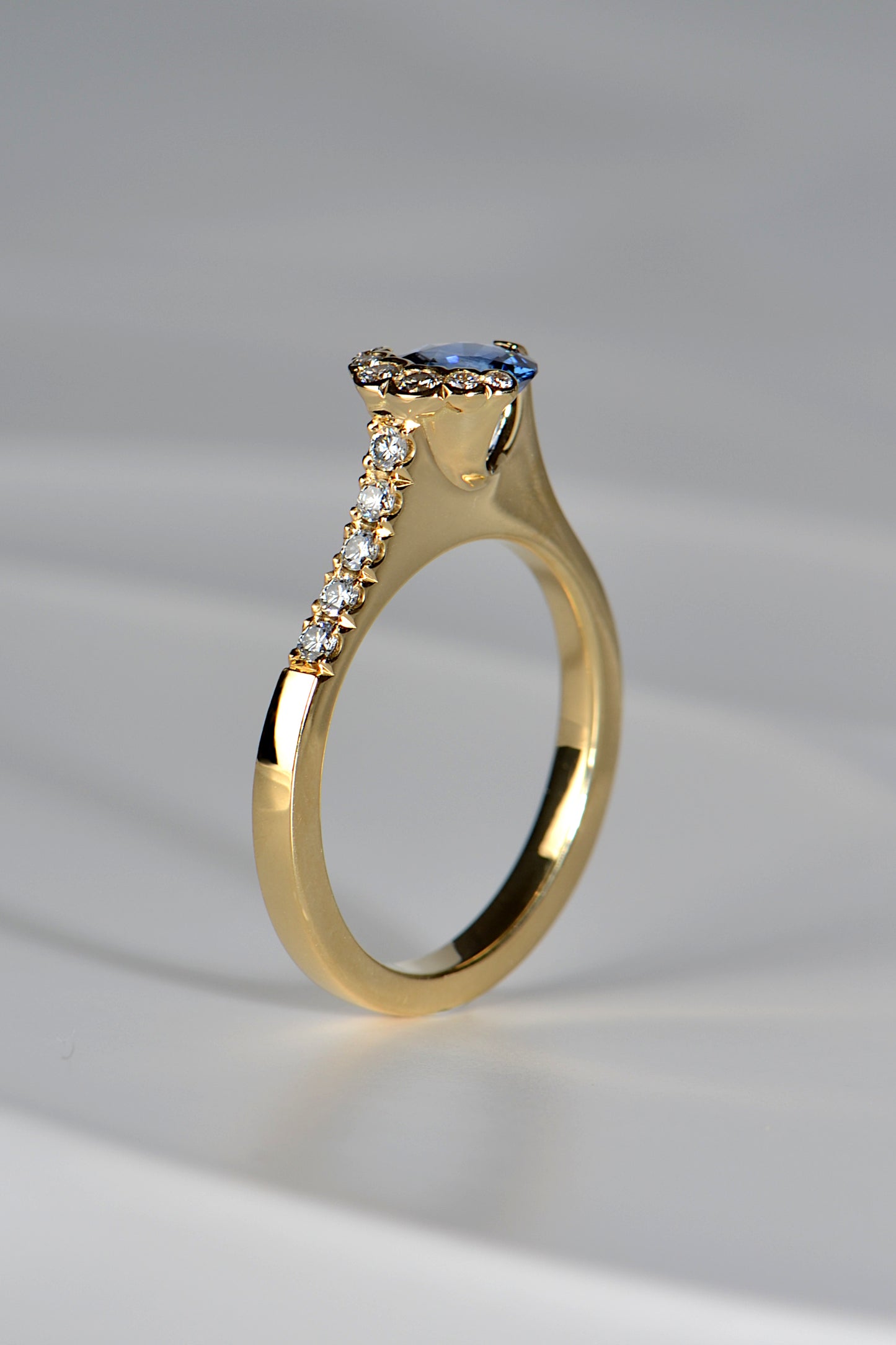 Fairypools blue sapphire 18ct yellow gold ring