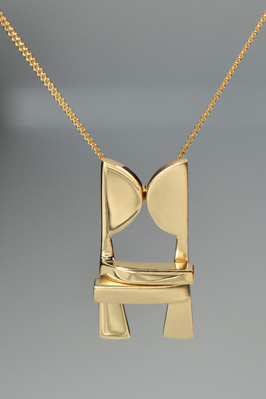 Kiss and Make Up 9ct gold pendant