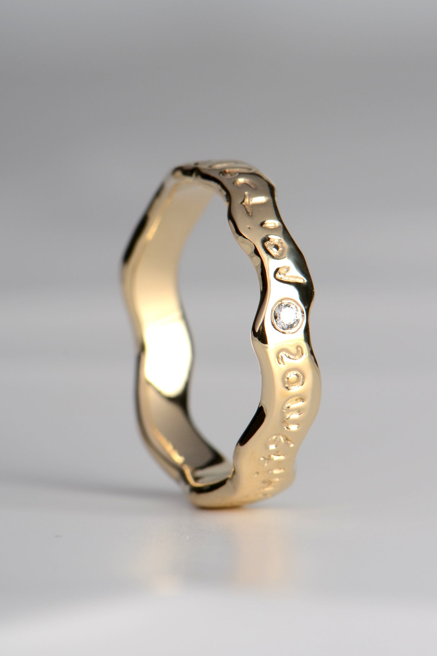 Gold reflection ring with diamond