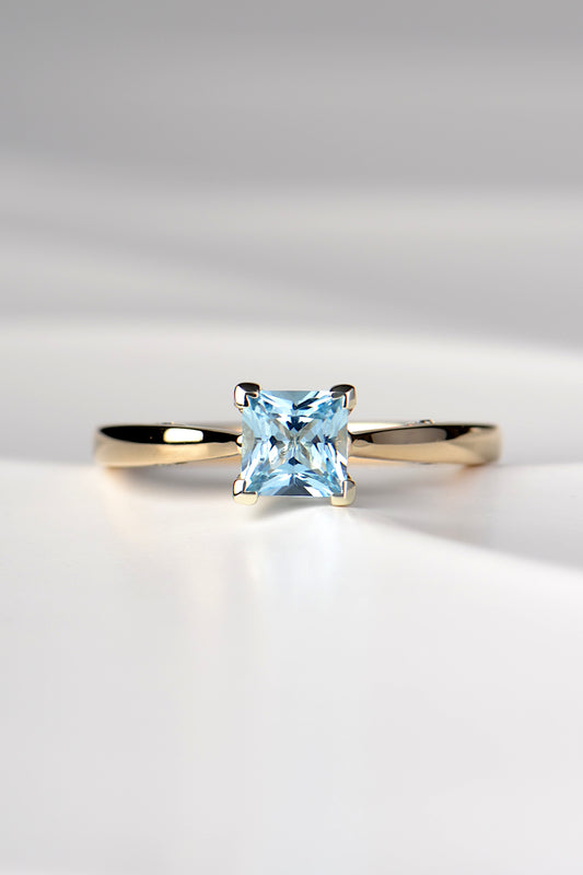 Aquamarine and diamond 9ct gold ring