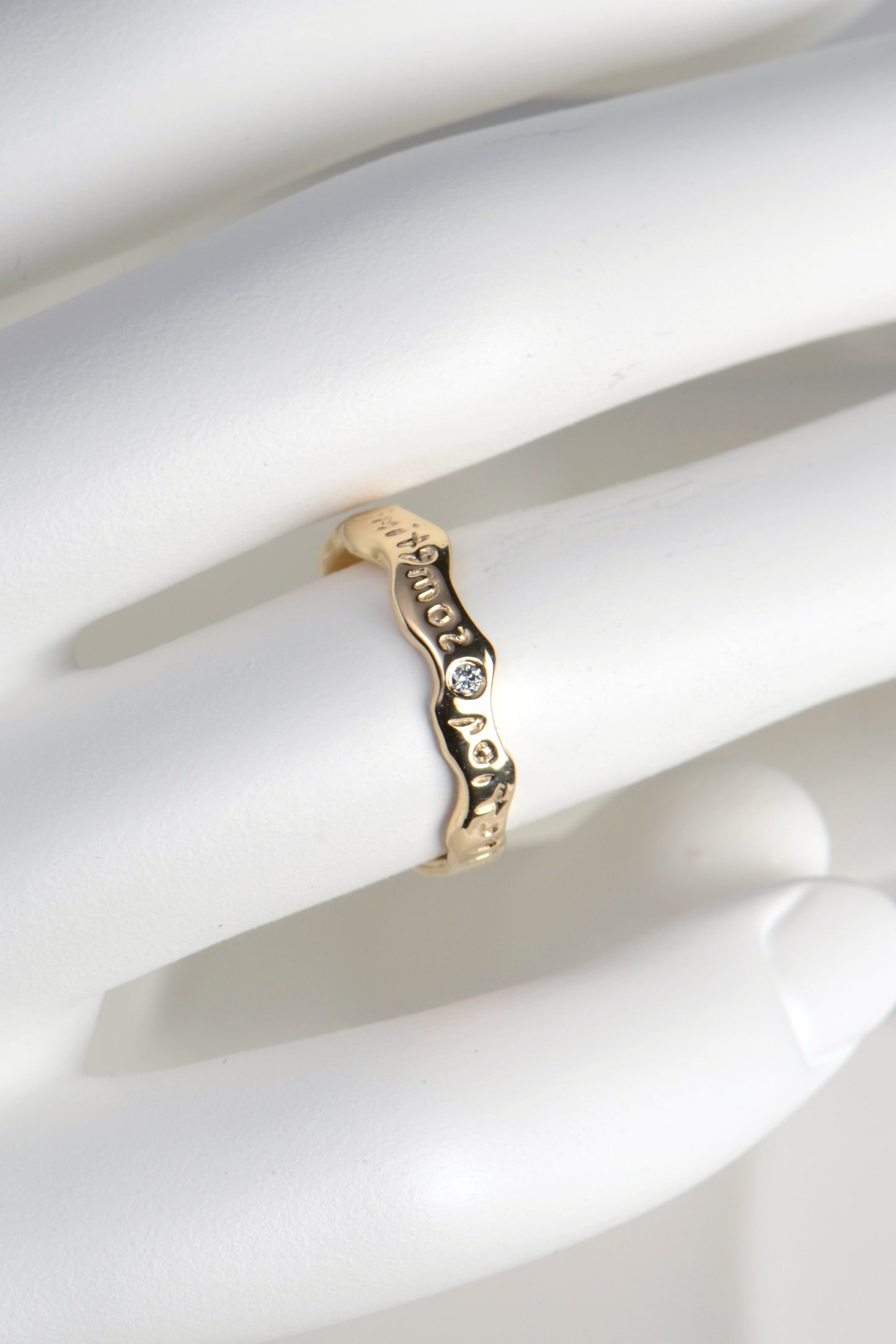 Gold reflection ring with diamond