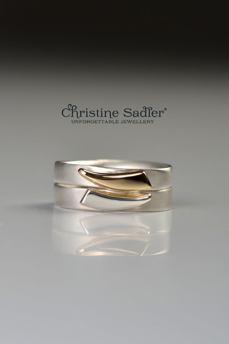 Cairn ring with yellow gold curved detail