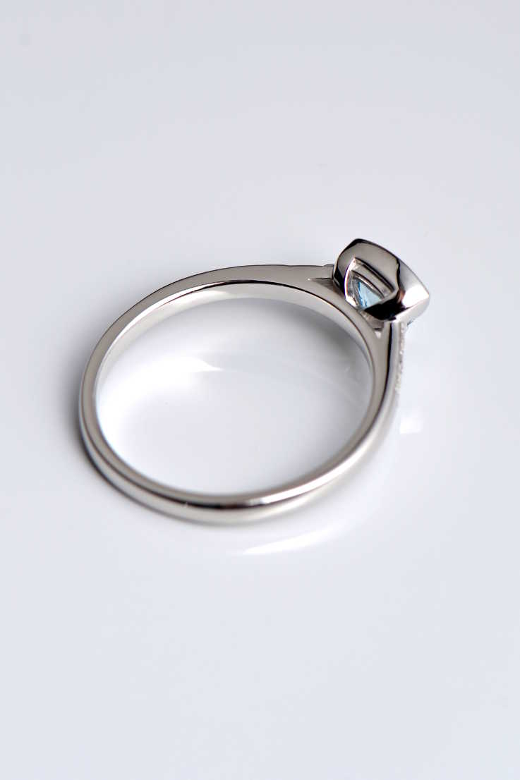 Aquamarine and diamond ring - Unforgettable Jewellery