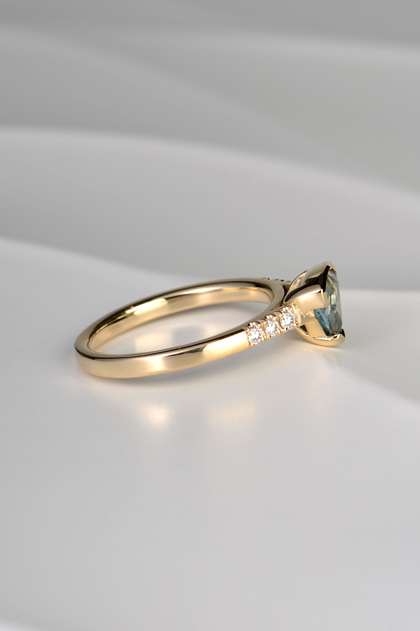 Slingshot ring with aquamarine and diamond