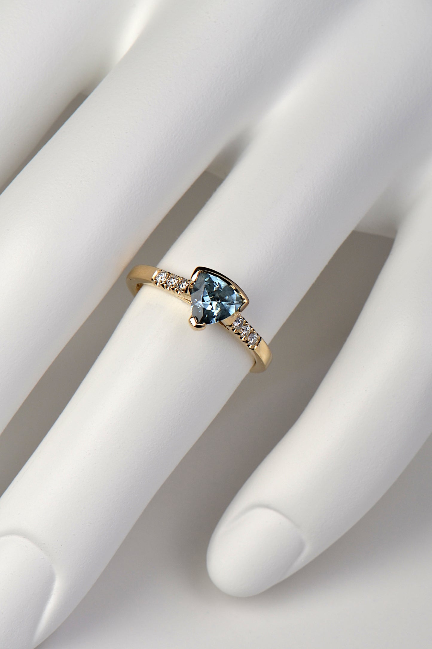 Slingshot ring with aquamarine and diamond