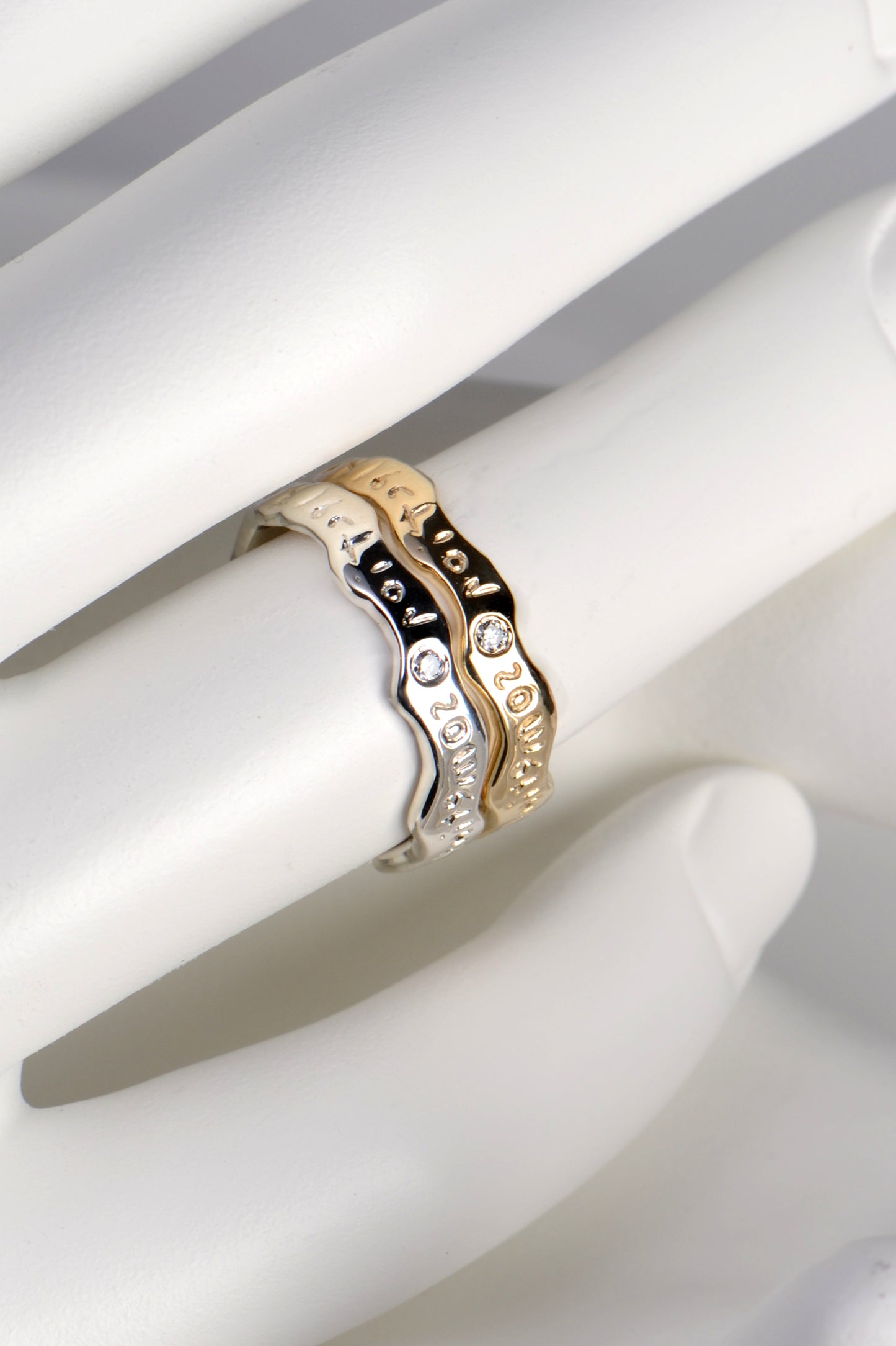 Gold reflection ring with diamond