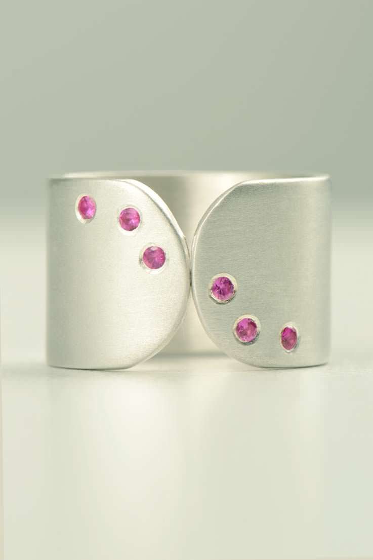 unique wide silver ring with pink sapphires set to look like the patterns on dessert plates at Michelin star restaurants by contemporary jewellery designer Christine Sadler