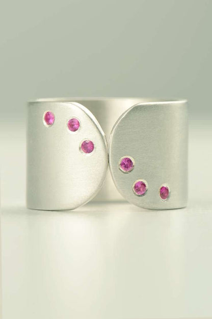 unique wide silver ring with pink sapphires set to look like the patterns on dessert plates at Michelin star restaurants by contemporary jewellery designer Christine Sadler